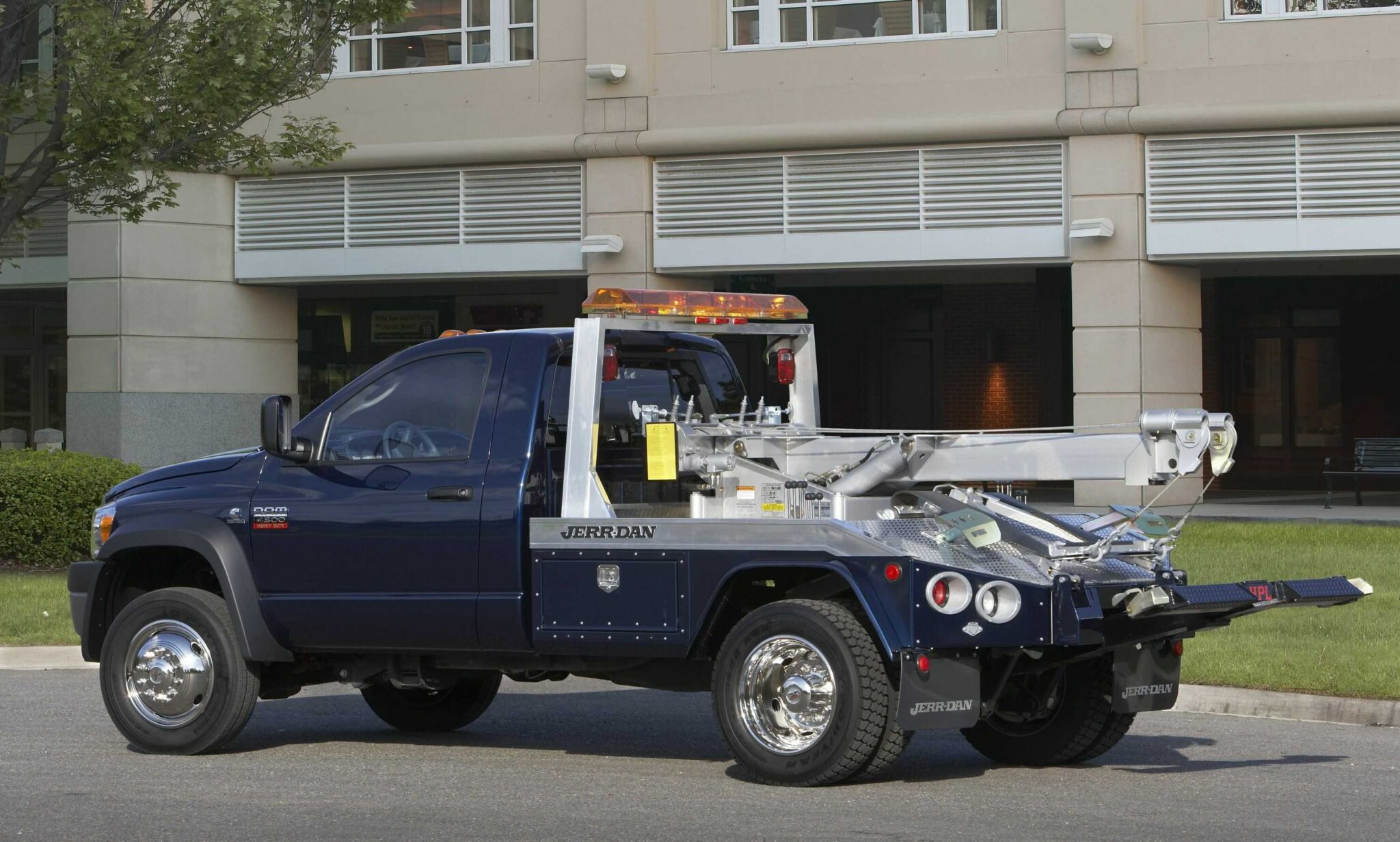 When and Why You Need to Use a Wheel Lift Tow Truck? Tow Service USA