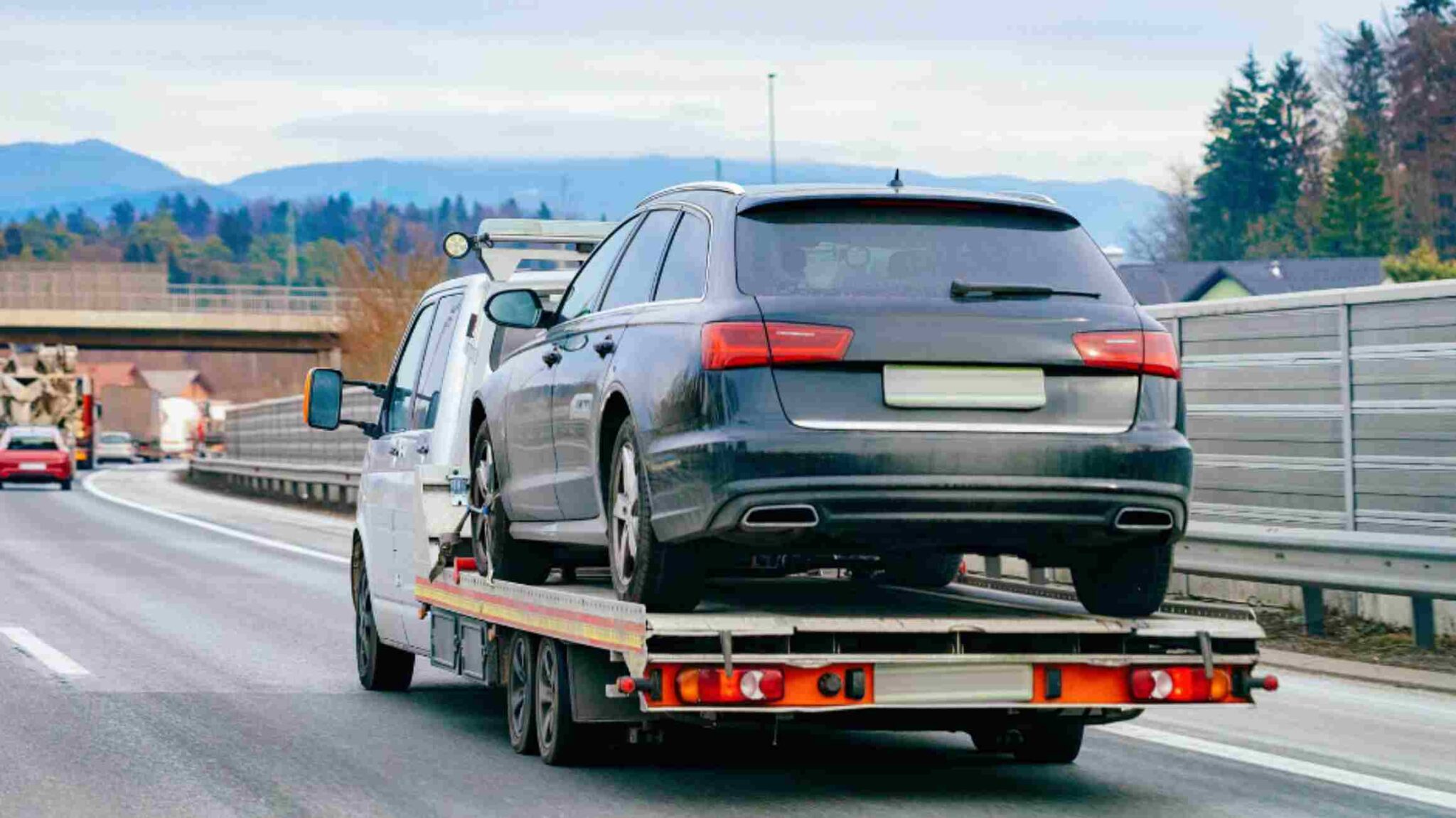 What is a Flatbed Tow Truck? Benefits of Using it | Tow Service USA